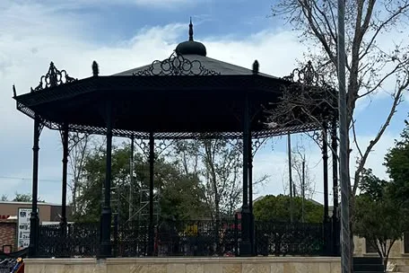 Kiosco Reynosa, octagonal con crestería y remate de bulbo, vista general
