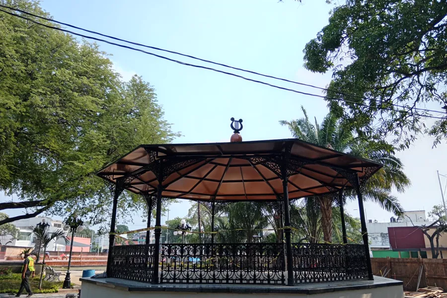 Kiosco Zinacantepec, octagonal con barandal ornamental, vista general