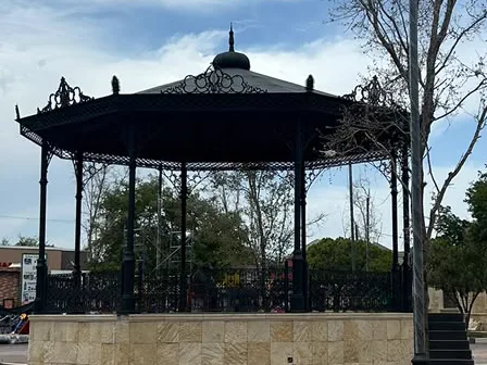 Kiosco Reynosa, octagonal con crestería y remate de bulbo, vista general
